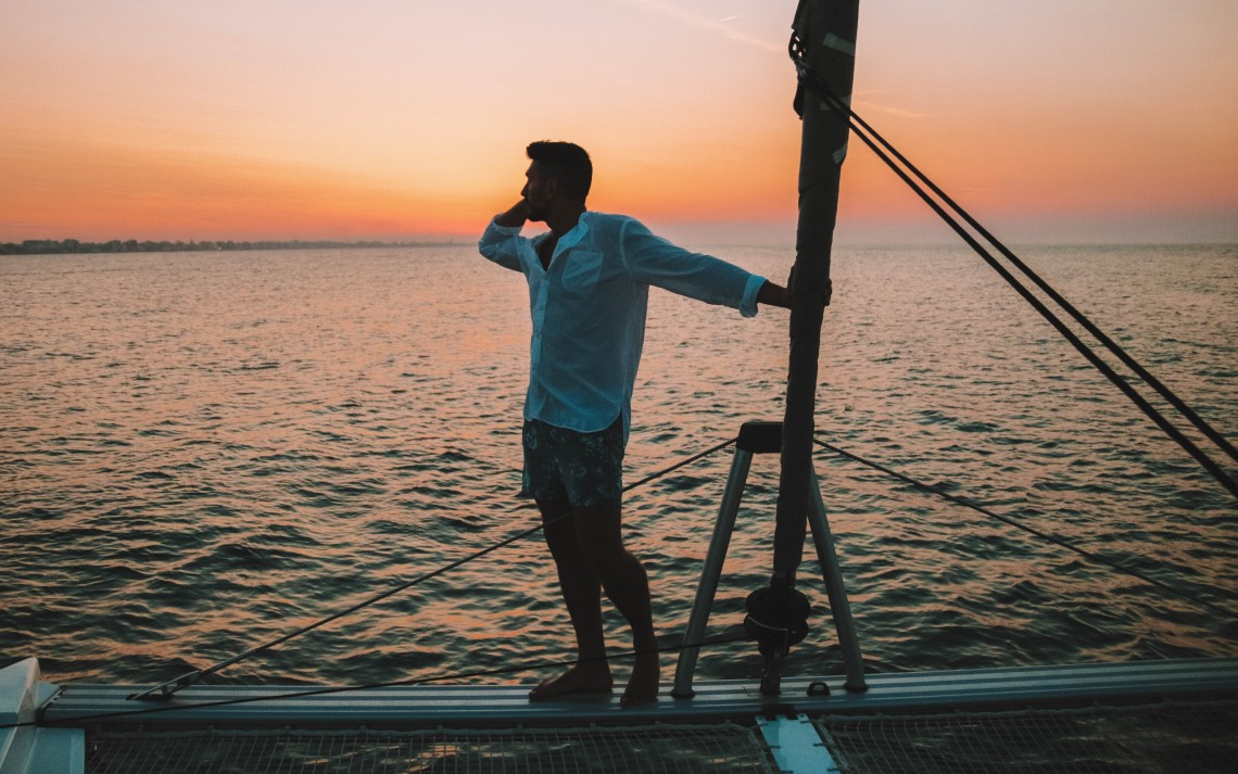 tramonto in barca a vela rimini